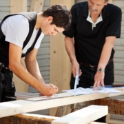 Ausbildung Handwerk - Meister zeigt Auszubildendem Holzarbeiten