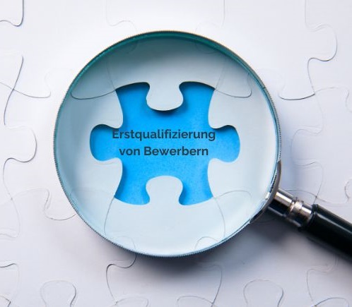 Ein Puzzleteil fehlt und Lupe zeigt Erstqualifizierung von Bewerbern