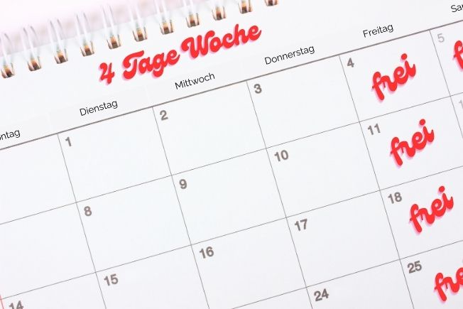 Kalender mit vier frei markierten Freitagen - 4 Tage Woche