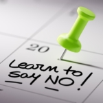 Tag im Kalender mit Pinnadel markiert Text Learn to say no