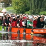 Team paddelt Drachenboot -Teama