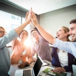 Teammeeting - Mitarbeiter klatschen High-Five zusammen - gute Zusammenarbeit