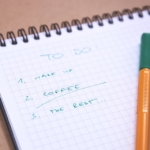 To-Do Liste auf Notizblock mit grünem Stift