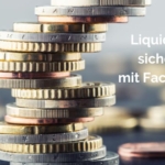 aufgestapelte Münzen mit Schrift Liquidität sichern mit Factoring